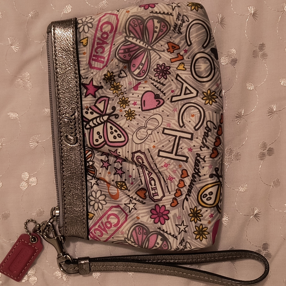 COPY - Coach Poppy Metallic Signature wristlet 🎁